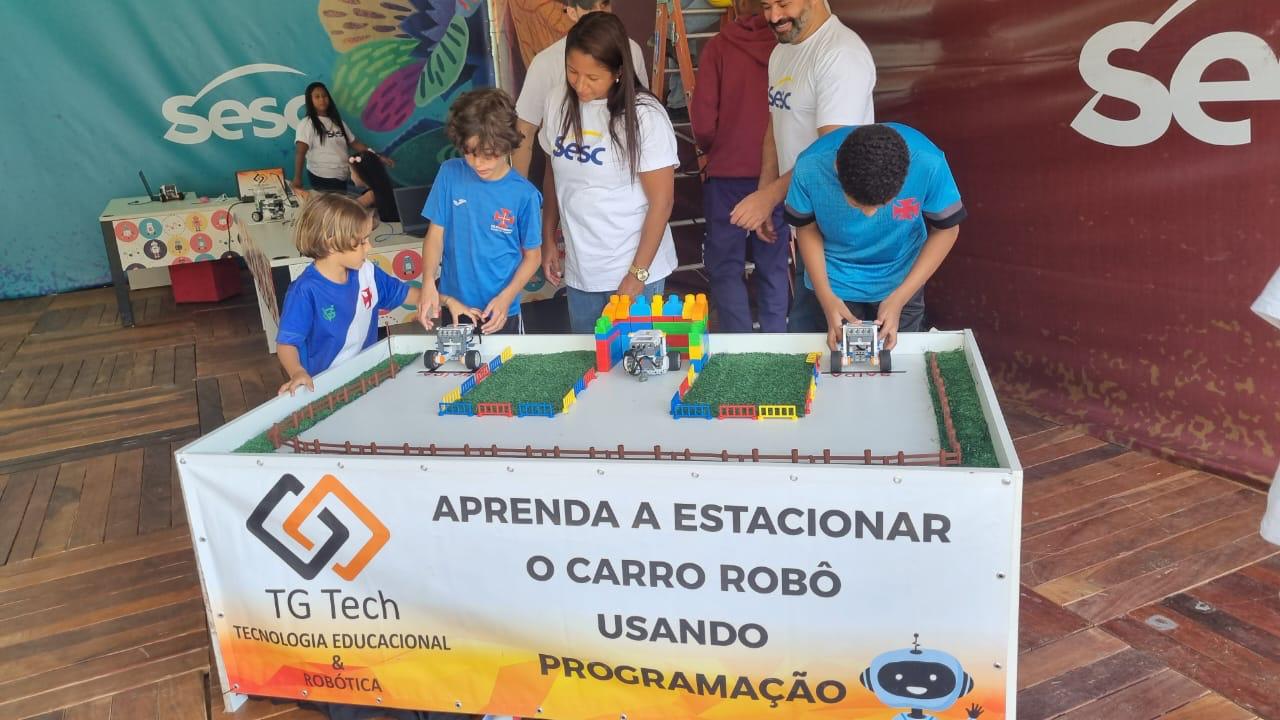Mesa com percurso onde crianças programam o robô até estacionar na vaga